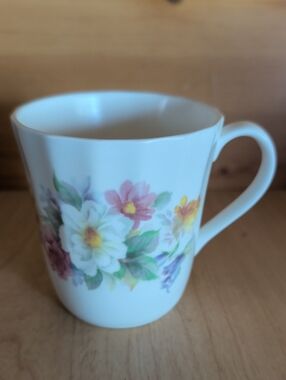Royal Stuart, Fine Bone China. Coffee/Tea Mug. Made In England 🌟🌟🌟